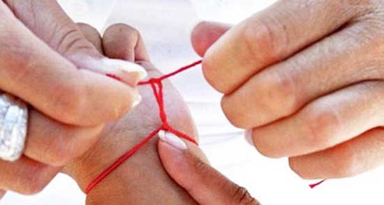 Как завязывать красную нить на запястье